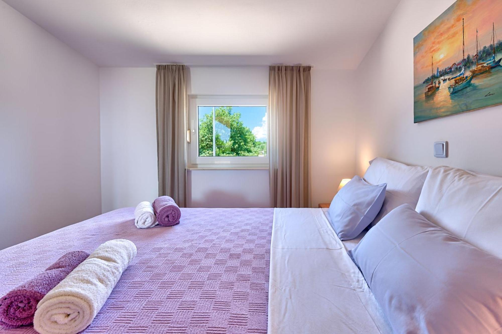 Teuta Apartments - A Beach And A Sea View بيروغ المظهر الخارجي الصورة