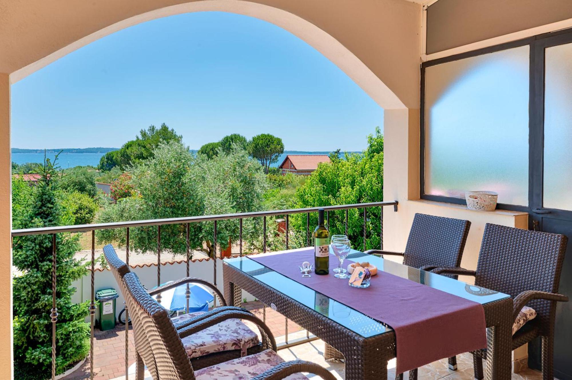 Teuta Apartments - A Beach And A Sea View بيروغ المظهر الخارجي الصورة