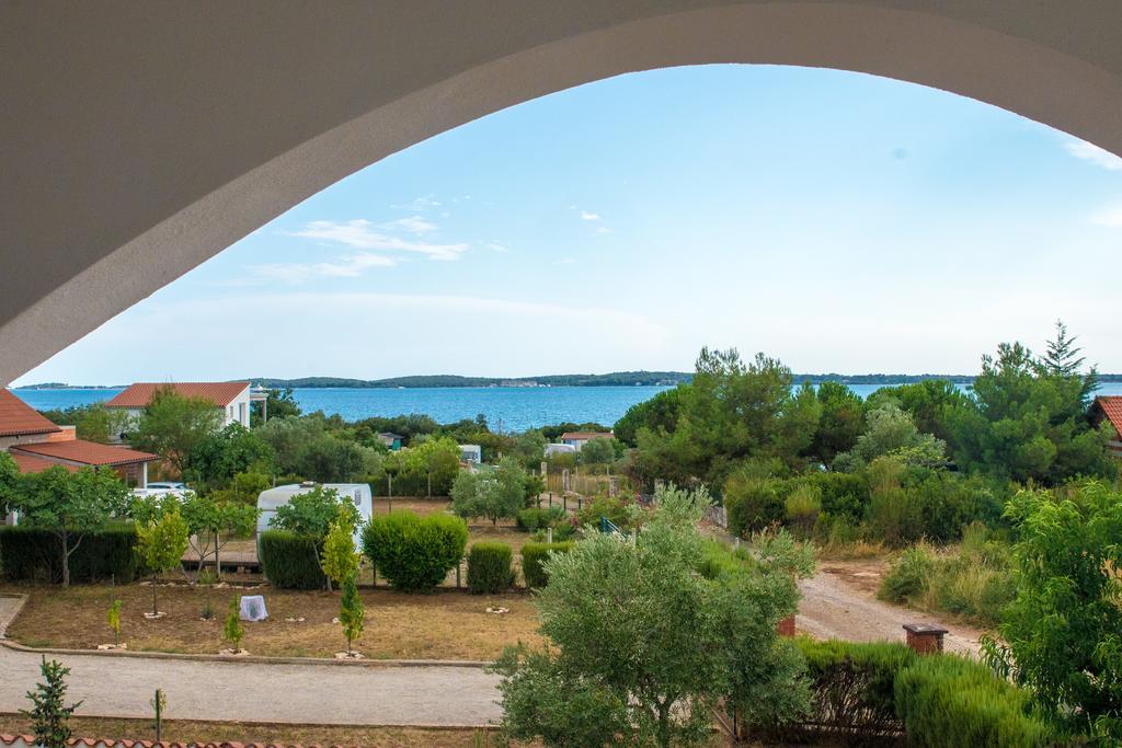 Teuta Apartments - A Beach And A Sea View بيروغ المظهر الخارجي الصورة